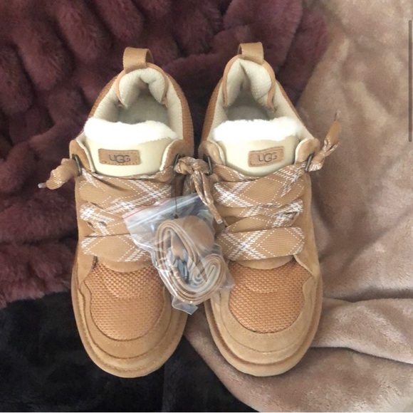 UGG Size The color is chestnut